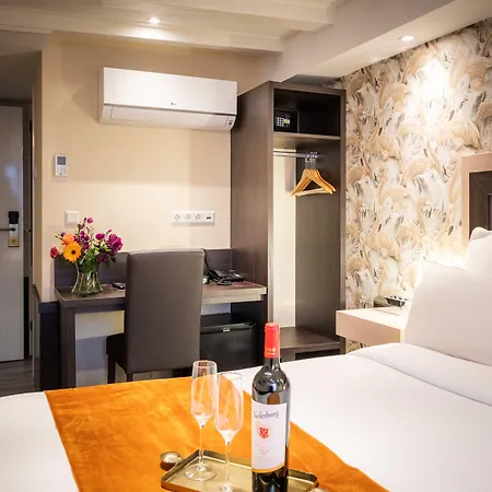 Monopole Hotel