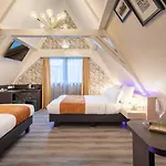 Monopole Hotel