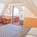 Monopole Hotel
