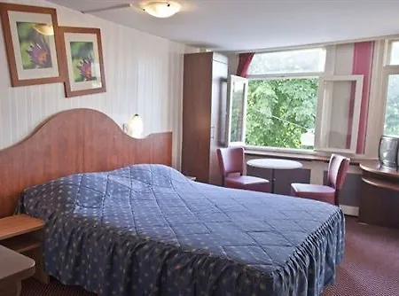 Monopole Hotel